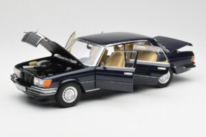 Mercedes 450 SEL 6.9 W116 Tmavě Modrý Revell 1:18 8956 Kov – obrázek 2 z 8