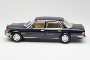 Mercedes 450 SEL 6.9 W116 Tmavě Modrý Revell 1:18 8956 Kov – obrázek 4 z 8