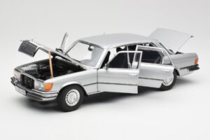 Mercedes 450 SEL 6.9 W116 Stříbrný Revell 1:18 8955 Kov – obrázek 2 z 8