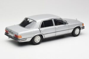 Mercedes 450 SEL 6.9 W116 Stříbrný Revell 1:18 8955 Kov – obrázek 3 z 8