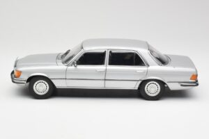 Mercedes 450 SEL 6.9 W116 Stříbrný Revell 1:18 8955 Kov – obrázek 4 z 8