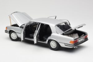 Mercedes 450 SEL 6.9 W116 Stříbrný Revell 1:18 8955 Kov – obrázek 5 z 8