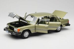 Mercedes 450 SEL W116 J.R. Ewing Dallas Stříbrnozelený Norev 1:18 183975 Kov – obrázek 3 z 8