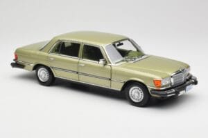 Mercedes 450 SEL W116 J.R. Ewing Dallas Stříbrnozelený Norev 1:18 183975 Kov – obrázek 4 z 8