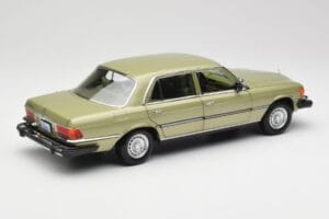 Mercedes 450 SEL W116 J.R. Ewing Dallas Stříbrnozelený Norev 1:18 183975 Kov – obrázek 5 z 8