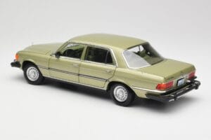 Mercedes 450 SEL W116 J.R. Ewing Dallas Stříbrnozelený Norev 1:18 183975 Kov – obrázek 6 z 8