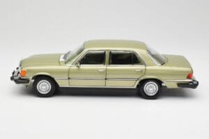 Mercedes 450 SEL W116 J.R. Ewing Dallas Stříbrnozelený Norev 1:18 183975 Kov – obrázek 7 z 8