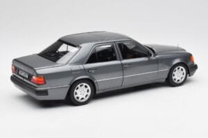 Mercedes 500 E W124 Pearl Šedý Norev 1:18 183946 Kov – obrázek 3 z 8