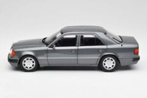 Mercedes 500 E W124 Pearl Šedý Norev 1:18 183946 Kov – obrázek 4 z 8