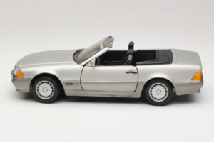 Mercedes SL 500 R129 Stříbrný Revell 1:18 8801-P1 Kov – obrázek 4 z 8