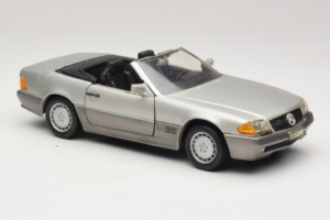 Mercedes SL 500 R129 Stříbrný Revell 1:18 8801-P1 Kov – obrázek 6 z 8