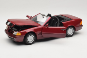 Mercedes 500 SL R129 Tmavě Červený Revell 1:18 8801 Kov – obrázek 2 z 8