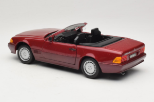 Mercedes 500 SL R129 Tmavě Červený Revell 1:18 8801 Kov – obrázek 7 z 8
