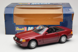 Mercedes 500 SL R129 Tmavě Červený Revell 1:18 8801 Kov – obrázek 8 z 8