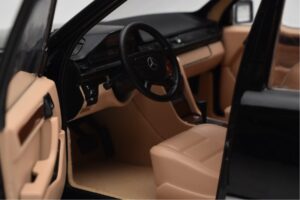 Mercedes 500E W124 Černý Limitovaná Edice Norev 1:18 183949 Kov – obrázek 11 z 12