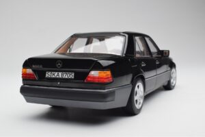 Mercedes 500E W124 Černý Limitovaná Edice Norev 1:18 183949 Kov – obrázek 10 z 12