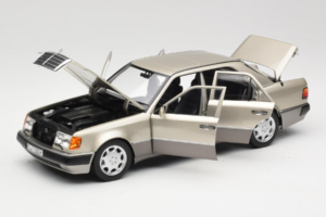 Mercedes 500E W124 Smoke Silver Dealerská Edice Norev 1:18 B66040724 Kov – obrázek 2 z 8