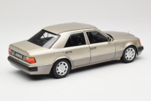 Mercedes 500E W124 Smoke Silver Dealerská Edice Norev 1:18 B66040724 Kov – obrázek 3 z 8