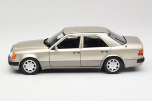 Mercedes 500E W124 Smoke Silver Dealerská Edice Norev 1:18 B66040724 Kov – obrázek 4 z 8