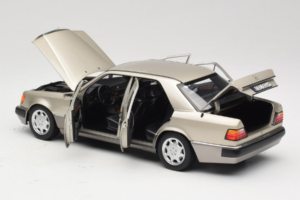 Mercedes 500E W124 Smoke Silver Dealerská Edice Norev 1:18 B66040724 Kov – obrázek 5 z 8