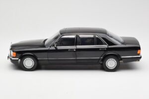 Mercedes 560 SEL W126 Černý Edice Dealer Norev 1:18 B66040599 Kov – obrázek 4 z 8