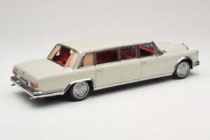 Mercedes 600 Pullman W100 Světle Šedý NZG 1:18 B66040708 Kov – obrázek 3 z 8