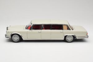 Mercedes 600 Pullman W100 Světle Šedý NZG 1:18 B66040708 Kov – obrázek 4 z 8