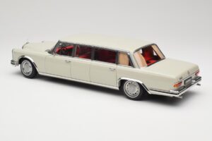 Mercedes 600 Pullman W100 Světle Šedý NZG 1:18 B66040708 Kov – obrázek 7 z 8