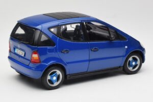 Mercedes A-Class W168 Tmavě Modrý Maisto 1:18 B66005219 Kov – obrázek 3 z 8