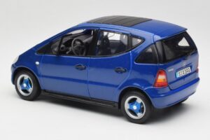 Mercedes A-Class W168 Tmavě Modrý Maisto 1:18 B66005219 Kov – obrázek 7 z 8