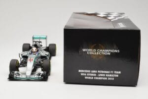 Mercedes AMG Petronas W06 Hybrid #44 L. Hamilton F1 World Champion 2015 Minichamps 1:18 186150044 Kov – obrázek 6 z 6
