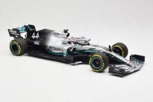 Mercedes AMG Petronas W10 #44 L. Hamilton F1 World Champion 2019 Minichamps 1:18 110190044 Kov – obrázek 4 z 6