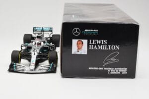Mercedes AMG Petronas W10 #44 L. Hamilton F1 World Champion 2019 Minichamps 1:18 110190044 Kov – obrázek 6 z 6