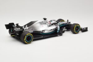 Mercedes AMG Petronas W10 #44 L. Hamilton F1 World Champion Dealer Edition 2019 Minichamps 1:18 B66960567 Kov – obrázek 2 z 7
