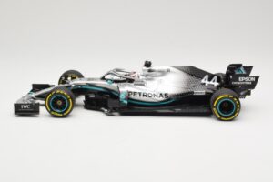Mercedes AMG Petronas W10 #44 L. Hamilton F1 World Champion Dealer Edition 2019 Minichamps 1:18 B66960567 Kov – obrázek 3 z 7