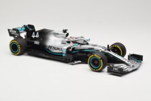 Mercedes AMG Petronas W10 #44 L. Hamilton F1 World Champion Dealer Edition 2019 Minichamps 1:18 B66960567 Kov – obrázek 4 z 7