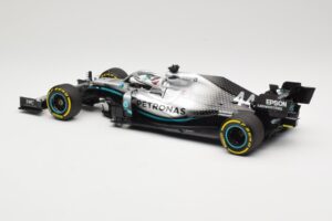 Mercedes AMG Petronas W10 #44 L. Hamilton F1 World Champion Dealer Edition 2019 Minichamps 1:18 B66960567 Kov – obrázek 5 z 7