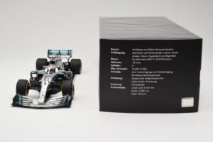 Mercedes AMG Petronas W10 #44 L. Hamilton F1 World Champion Dealer Edition 2019 Minichamps 1:18 B66960567 Kov – obrázek 6 z 7