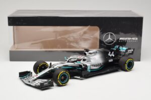 Mercedes AMG Petronas W10 #44 L. Hamilton F1 World Champion Dealer Edition 2019 Minichamps 1:18 B66960567 Kov – obrázek 7 z 7