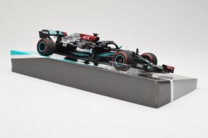 Mercedes AMG Petronas W12 E Performance #44 L. Hamilton Bahrain GP 2021 Minichamps 1:18 113210144 Kov – obrázek 4 z 6