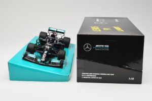 Mercedes AMG Petronas W12 E Performance #44 L. Hamilton Russian GP 2021 Minichamps 1:18 113211544 Kov – obrázek 6 z 6