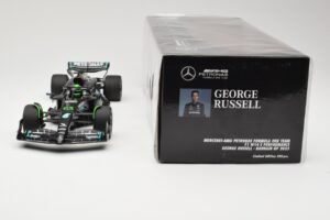 Mercedes AMG Petronas W14 E Performance #63 G. Russell Bahrain GP 2023 Minichamps 1:18 110230163 Kov – obrázek 6 z 6