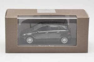 Mercedes B-Class W245 Cosmos Black Minichamps 1:43 B66962218 Kov – obrázek 4 z 4