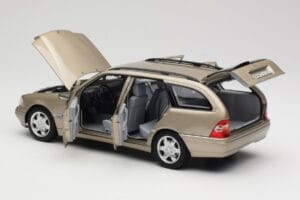 Mercedes C-Class T-Model W202 Smoke Silver Norev 1:18 183388 Kov – obrázek 4 z 8