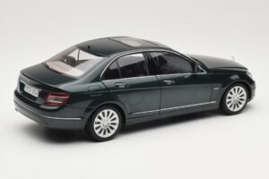 Mercedes C-Class W204 Avantgarde Tmavě Zelený AUTOart 1:18 B66962366 Kov – obrázek 2 z 8