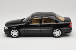 Mercedes C36 AMG W202 Obsidian Black Metallic Norev 1:18 183381 Kov – obrázek 4 z 8