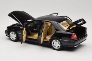 Mercedes C36 AMG W202 Obsidian Black Metallic Norev 1:18 183381 Kov – obrázek 5 z 8