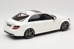 Mercedes C63 AMG W204 Diamond White GT Spirit 1:18 GT928 Pryskyřice – obrázek 2 z 6