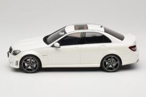 Mercedes C63 AMG W204 Diamond White GT Spirit 1:18 GT928 Pryskyřice – obrázek 3 z 6