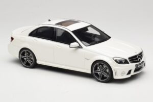 Mercedes C63 AMG W204 Diamond White GT Spirit 1:18 GT928 Pryskyřice – obrázek 4 z 6